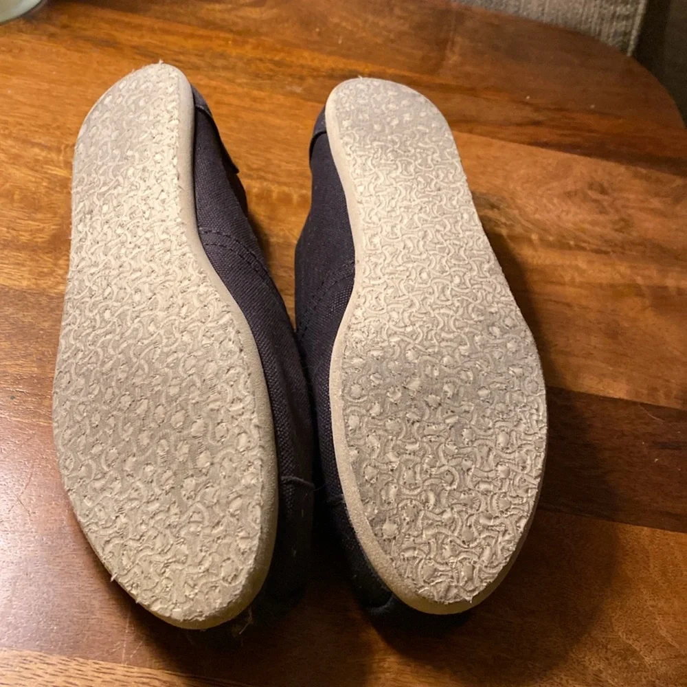 Tom’s Slip on Black Shoes Size W7 - Picture 4 of 6
